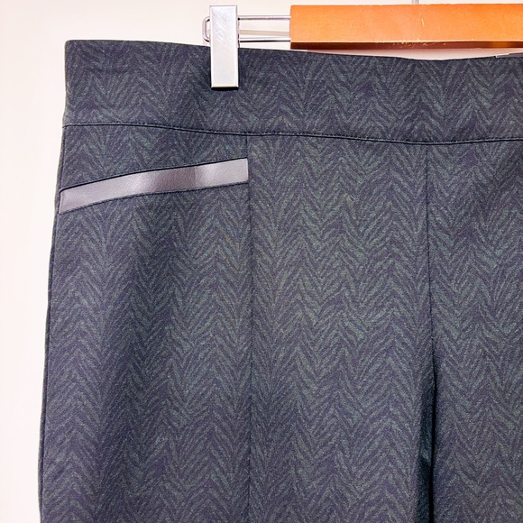 MELANIE LYNE Green and black animal print stretch pants - Picture 6 of 8